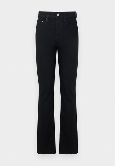 Jean évasé en denim noir avec une coupe classique à cinq poches, doté d'une fermeture à bouton frontale et de détails de couture subtils.