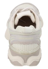 Baskets de sport de couleur claire en mesh et daim, avec une semelle épaisse et un talon renforcé arborant la marque "STEVE MADDEN".