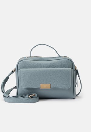 Petit sac à main rectangulaire en cuir bleu clair avec poignée supérieure, poche avant à rabat avec fermoir doré et bandoulière réglable.