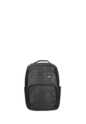 Zaino nero con più scomparti con cerniera, una maniglia superiore, tasche laterali e un piccolo dettaglio metallico rettangolare sulla tasca frontale.