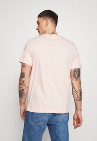 Nike Sportswear TEE ICON FUTURA  - T-shirt estampada - washed coral/white