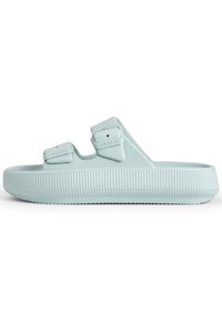 Sandal in EVA foam azzurro chiaro con due fasce regolabili, soletta testurizzata e suola rigata per una migliore aderenza. Presenta il marchio sulle fasce.