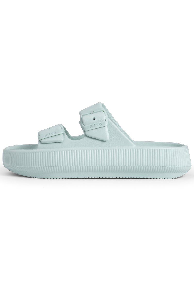 Sandal in EVA foam azzurro chiaro con due fasce regolabili, soletta testurizzata e suola rigata per una migliore aderenza. Presenta il marchio sulle fasce.