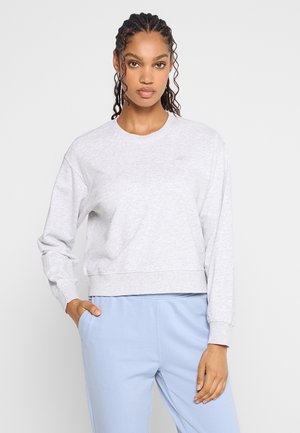 Jasnoszara krótka bluza wykonana z miękkiego materiału, z okrągłym dekoltem i długimi rękawami, z delikatnym logo na piersi.