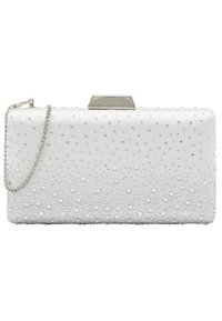 Biała satynowa torebka kopertówka o teksturowanej powierzchni, ozdobiona przezroczystymi koralikami, z metalowymi elementami w kolorze srebra oraz odpinanym łańcuszkiem.