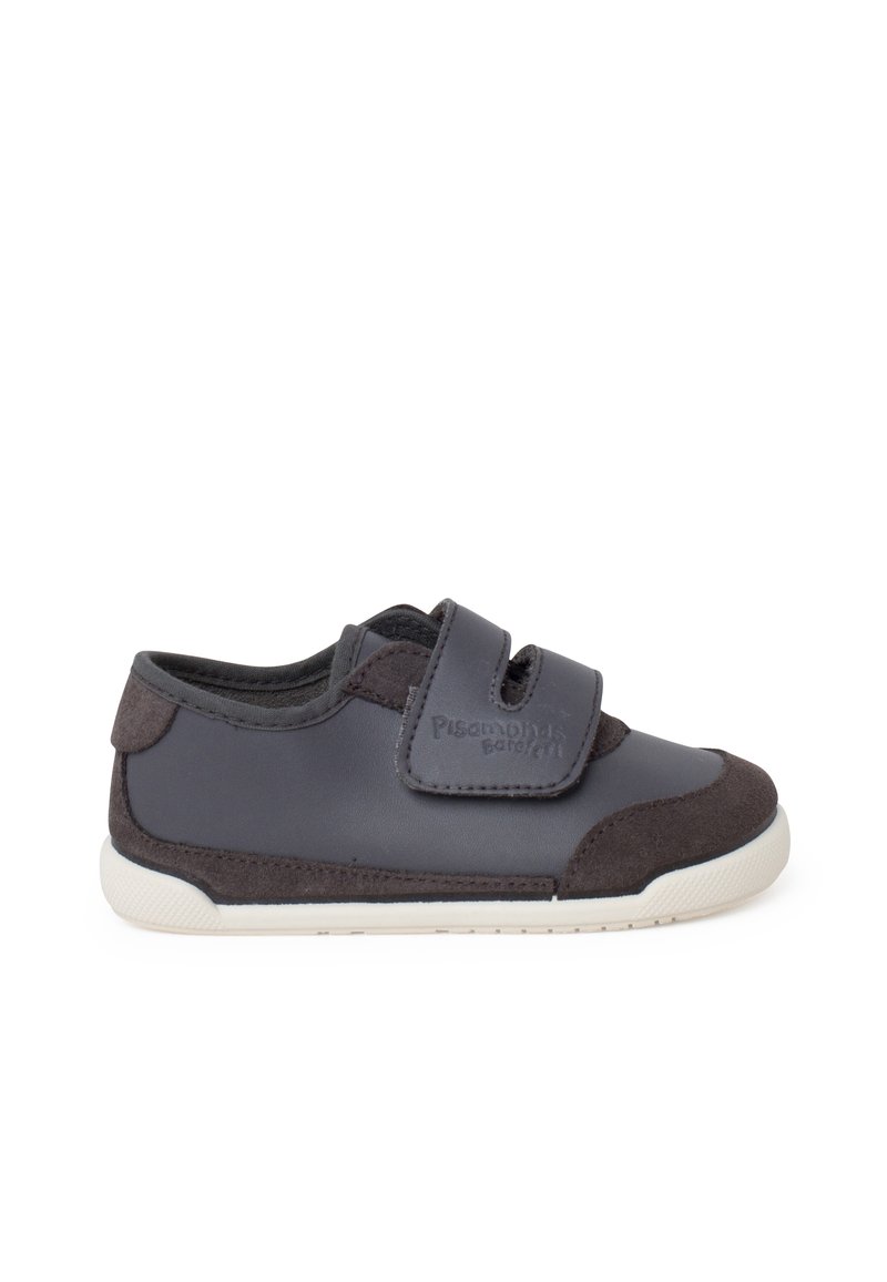 Scarpe per bambini di colore grigio scuro con cinturino in velcro, caratterizzate da una combinazione di pelle liscia e suede, e una suola in gomma bianca.