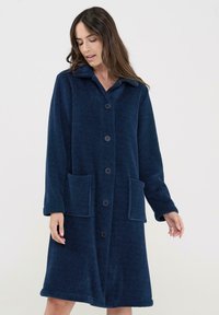 Abrigo largo azul marino de tecido suave, con cuello, cinco botones frontales y dos bolsillos laterales.