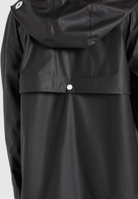 Černá voděodolná bunda s kapucí, patentním uzávěrem na zádech a hladkým, lesklým povrchem. Navržena pro funkcionalitu a ochranu proti povětrnostním vlivům.