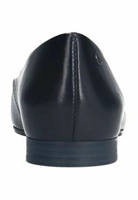 Scarpa di pelle nera con punta affusolata e dettagli cuciti, dotata di tacco piatto e superficie liscia. Design e costruzione minimalisti.