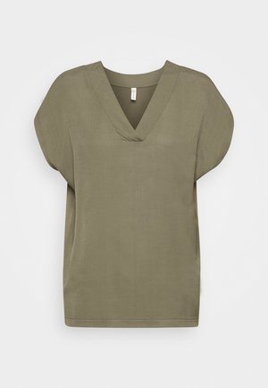 Olivgrüne kurzärmelige Bluse mit V-Ausschnitt und lockeren, leicht gepolsterten Schultern auf weißem Hintergrund.