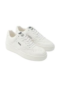 Hvite sneakers med en glatt lærøvre, perforert tådesign, flate hvite snørebånd og teksturert gummisåle med en logolabel på tungen.