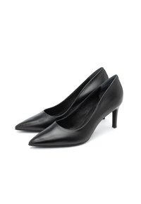 Czarne skórzane czółenka na wysokim obcasie z zaostrzonym noskiem, gładką fakturą i eleganckim designem z wąskim otworem oraz skromnym obcasem.