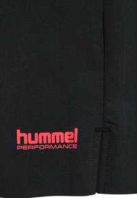 Zwarte sportshorts van flexibel materiaal met een rood "hummel PERFORMANCE" logo aan de linkerkant. Heeft subtiele stiksels en een zak.
