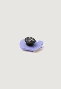 Charm Jibbitz a forma di balena per Crocs, in gomma viola con un bottone circolare nero con testo e logo bianchi, forma arrotondata con dettagli della coda.