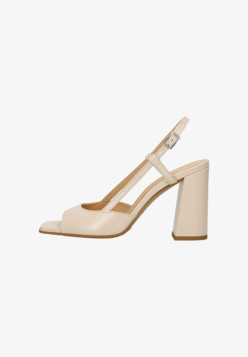 Beige Leder Slingback Absatzschuhe mit offenem Zehenbereich, ausgestattet mit einem quadratischen Zehenkasten und einem dicken Blockabsatz. Verstellbares Knöchelriemchen mit silberner Schnalle.