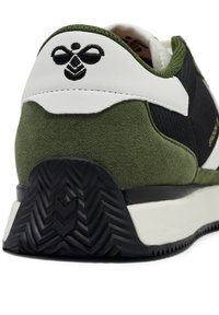 Zielono-czarne sneakersy wykonane z zamszu i siateczki, z białymi akcentami i teksturowaną czarną gumową podeszwą o wzorze zygzaka.