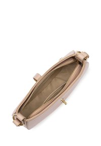 Borsa rosa chiaro con esterno in pelle testurizzata, ferramenta color oro, apertura superiore con cerniera e scomparti interni in tessuto beige.