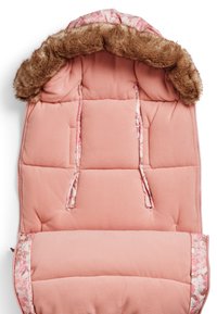 Lyserød polstret fodpose til barnevogn med hætte kantet med imiteret pels og kant i camouflage-mønster, designet til varme og komfort.