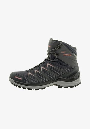 Bottines de randonnée noires avec tige en mesh et synthétique, surface texturée et accents roses. Présente un design à cheville haute et une semelle extérieure robuste.