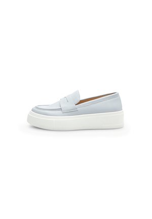 Mocassin à plateforme bleu clair en cuir, à enfiler, avec une semelle épaisse blanche, un bout arrondi et une bride sur le dessus.