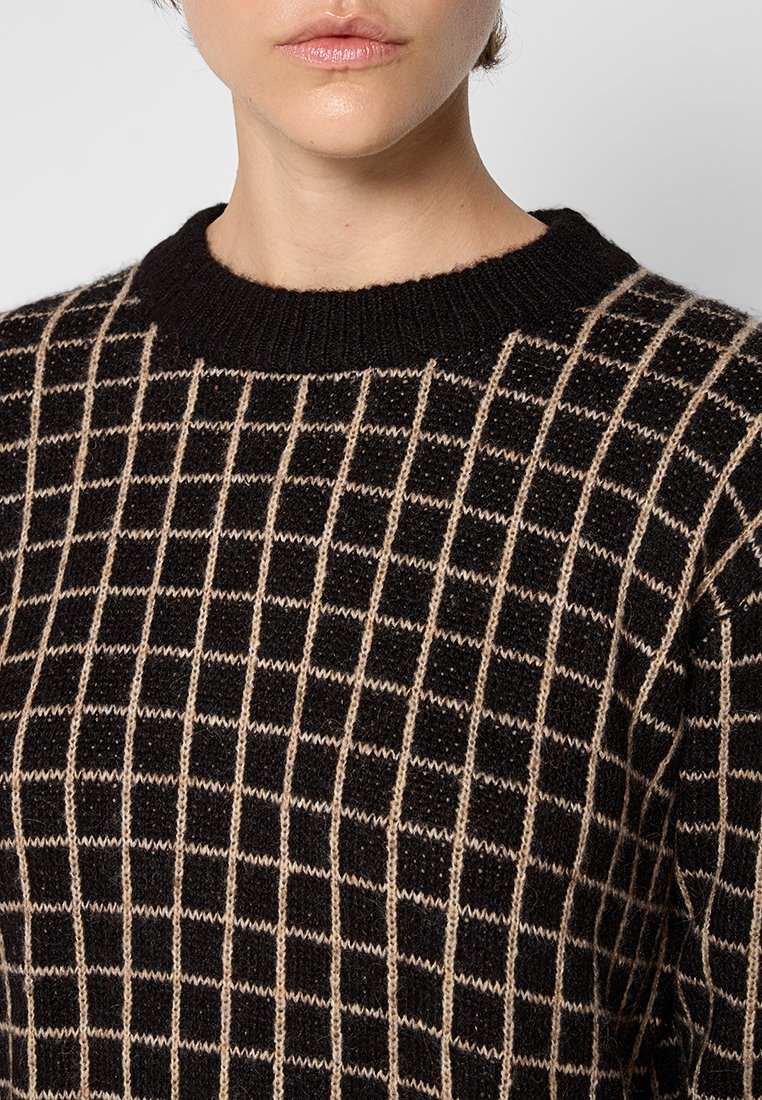 Strickpullover mit einem schwarz-beigen Karomuster, geripptem Rundhalsausschnitt und strukturiertem Stoff. Kapuzenpullover mit langen Ärmeln und weiter Passform.