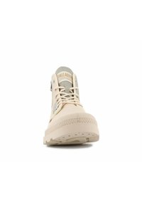Bottine montante beige avec une semelle en caoutchouc, matériau en toile, accents gris et une étiquette de logo sur la languette. Comprend un laçage et des œillets en métal.