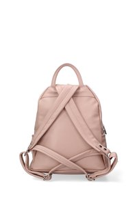 Zaino in pelle rosa con una finitura testurizzata, dotato di manico superiore e spallacci incrociati. Design minimalista e nessun hardware visibile.