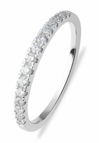 Silberring mit einer Reihe runder, klarer, funkeldender Steine, die in einer Krappenfassung gehalten sind, und einem glatten, polierten Band.