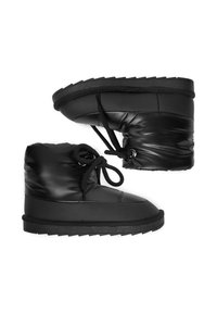 Czarne ocieplane botki za kostkę z okrągłym noskiem, wyposażone w czarne sznurowadła, o teksturowanym wykończeniu i grubej, gumowej podeszwie zapewniającej trwałość.
