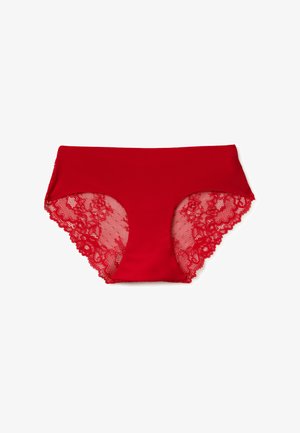 Czerwone majtki damskie z koronkowym wykończeniem, charakteryzujące się gładkim materiałem i przezroczystymi koronkowymi bocznymi panelami, z wysokim stanem i falbaniastymi krawędziami.