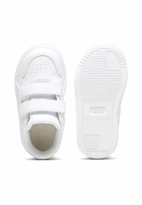 Weiße Kinder-Sneaker mit doppelten Klettverschlussriemen, strukturierter Gummisohle, die ein Profilmuster und das Puma-Logo zeigt.