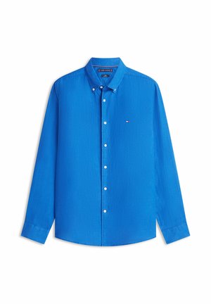 Helles, blaues, langärmliges Hemd mit Knöpfen, Kragen, kleinem Logo auf der Brust und weißen Knöpfen vorne.