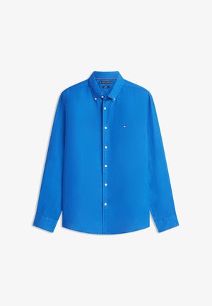 Helles, blaues, langärmliges Hemd mit Knöpfen, Kragen, kleinem Logo auf der Brust und weißen Knöpfen vorne.