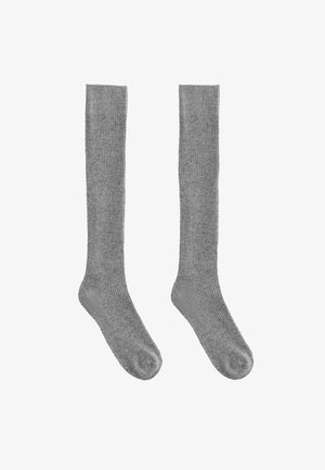 Sosete gri până la genunchi, cu o textură ribbată, material moale și vârf întărit. Design simplu, fără modele sau accente vizibile.