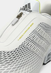 Biela športová obuv so sieťovinou a syntetickými materiálmi, so zipsovým zapínaním, textúrovanými detailmi a žltým logom "MEGARIDE 82".