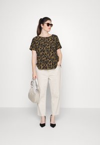 ONLY Carmakoma CARVICA LIFE NOOS - Blusa - khaki/black