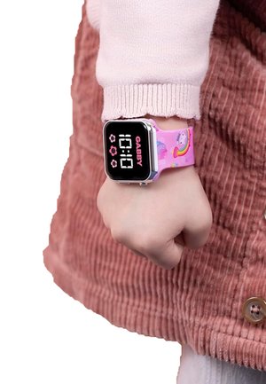 Orologio digitale con quadrante quadrato nero e cinturino rosa che presenta disegni colorati, tra cui arcobaleni e fiori, su un polso.