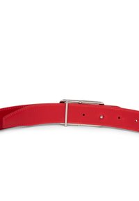 Ceinture en cuir rouge avec une boucle rectangulaire en argent, trois trous d'ajustement et bords cousus sur un fond blanc.