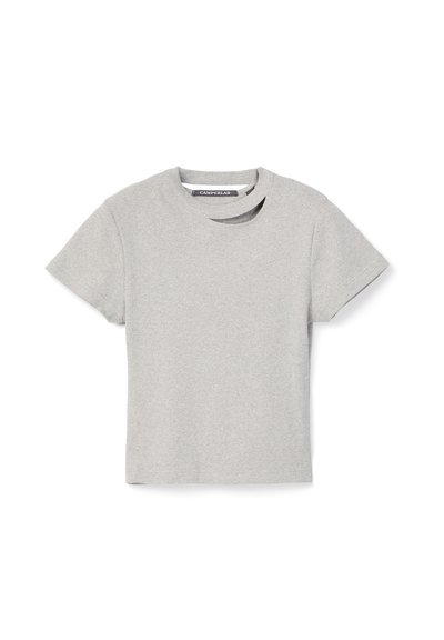T-shirt à manches courtes gris clair avec un petit détail découpé près du col et une étiquette "CAMPERLAB" à l'intérieur de l'encolure.