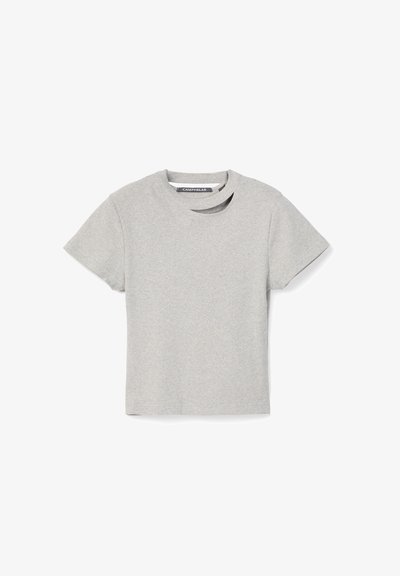 T-shirt à manches courtes gris clair avec un petit détail découpé près du col et une étiquette "CAMPERLAB" à l'intérieur de l'encolure.