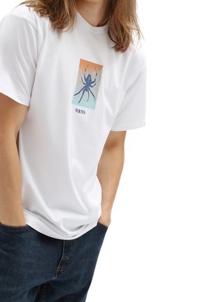 Weißes Baumwoll-T-Shirt mit einer blauen Spinnengrafik auf einem rechteckigen Hintergrund mit orangefarbenen und türkisfarbenen Farbverläufen. "Vans"-Schriftzug enthalten.