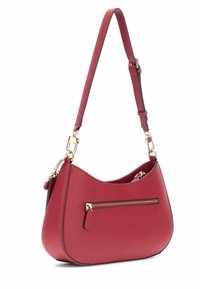 Borsa sintetica rossa con design curvo, dettagli in metallo dorato, tracolla regolabile e tasca con zipper sulla parte anteriore.