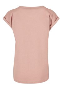 Hellrosa T-Shirt mit kurzen, aufgerollten Ärmeln, einem runden Ausschnitt und einem entspannten Schnitt. Der Stoff wirkt weich und glatt ohne Muster.