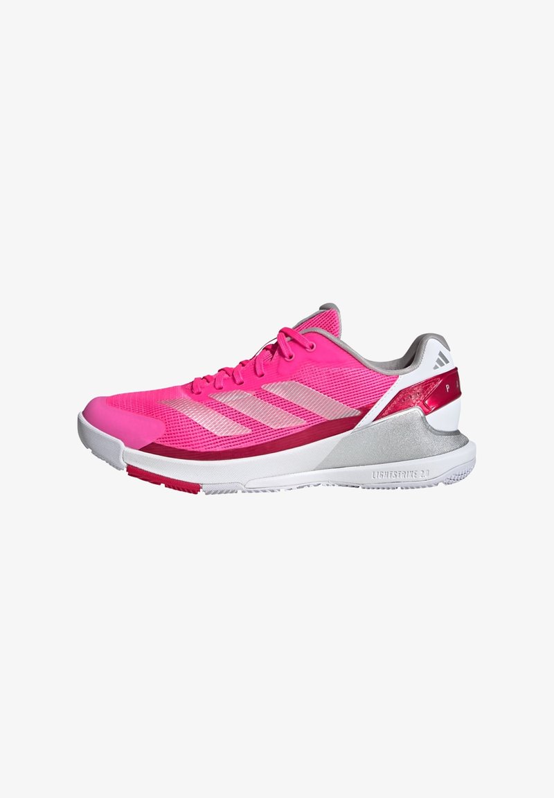 Chaussure de sport rose vif avec des accents blancs et argentés, tige en mesh, fermeture à lacets et une semelle épaisse et rembourrée portant l'inscription "Lightstrike 2.0".