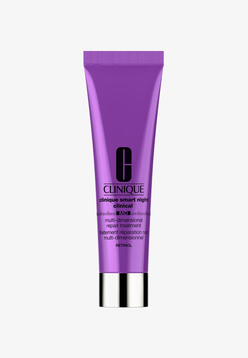 Lila Kunststofftube mit silberner Kappe, versehen mit schwarzem Text. Das Etikett trägt die Aufschrift "Clinique Smart Night Clinical" und hebt Retinol- und Reparaturbehandlung hervor.