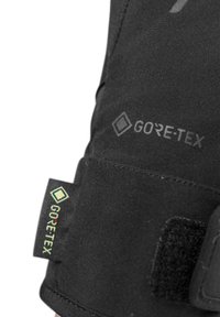 Detail eines schwarzen Gore-Tex-Handschuhs mit strukturierter Oberfläche, Klettverschluss und etikett mit Logo und Farbakzenten. Nahaufnahme.