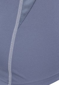 Grau athletischer Stoff mit glatter Textur, ausgestattet mit einem helleren grauen Mesh-Panel und kontrastierender Naht entlang der Naht.
