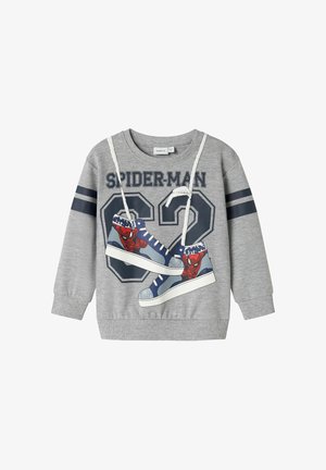 Sudadera gris para niños con el texto "SPIDER-MAN 62" y ilustraciones de zapatillas azul adjuntas que presentan caras de Spider-Man y patrones de telaraña.