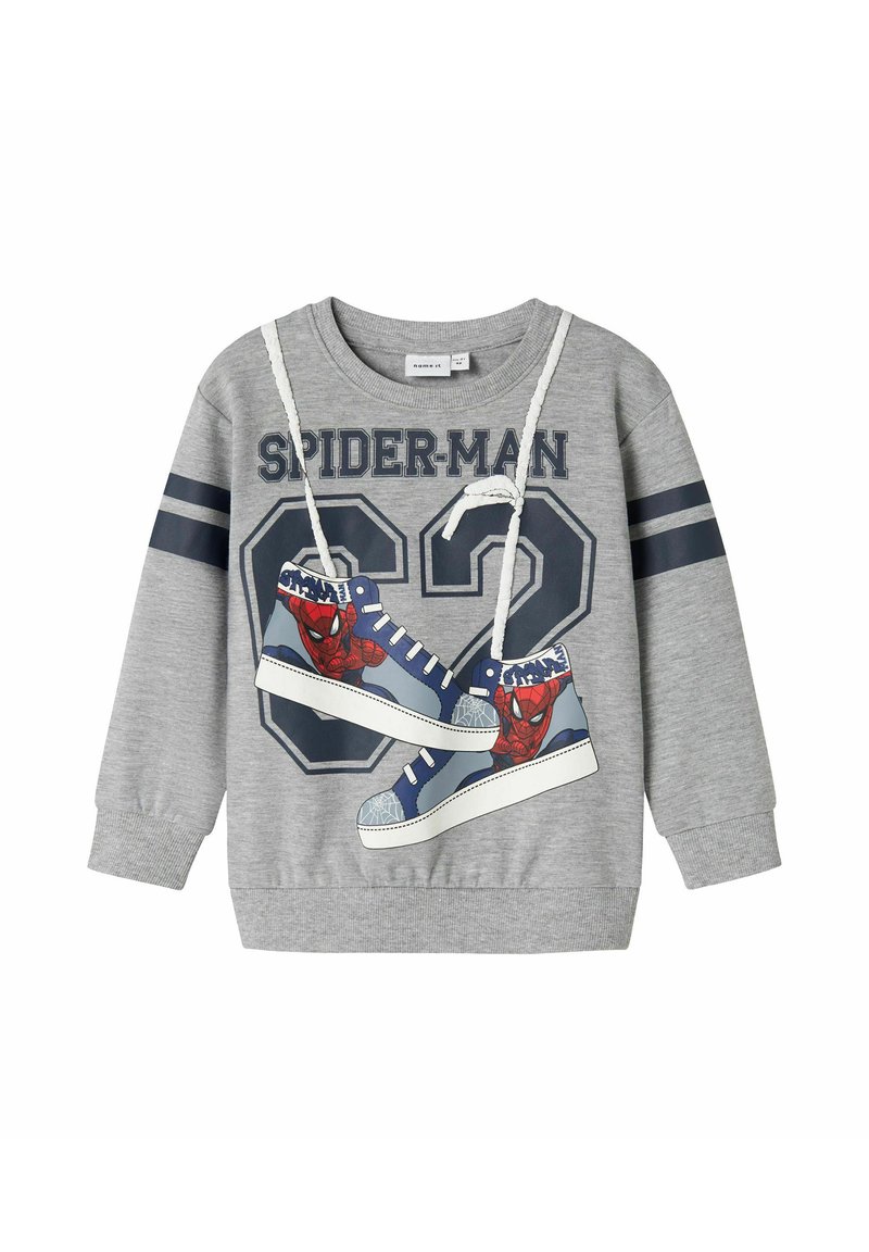 Felpa grigia per bambini con testo "SPIDER-MAN 62" e illustrazioni di sneaker blu attaccate, caratterizzate da facce di Spider-Man e motivi a ragnatela.