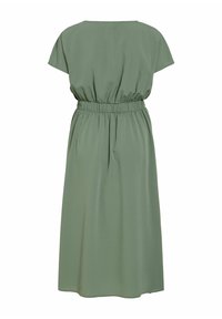 Robe midi vert clair à manches courtes, taille élastiquée froncée et tissu lisse et fluide.